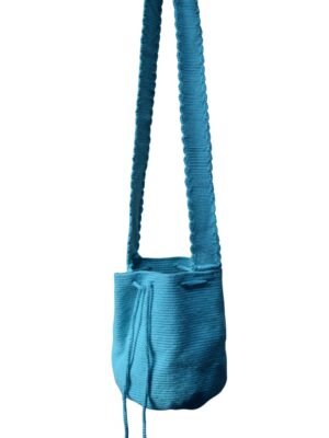 Obra: Mochila Wayuu turquesa tradicional. Tejido a mano por la artesana Ana González