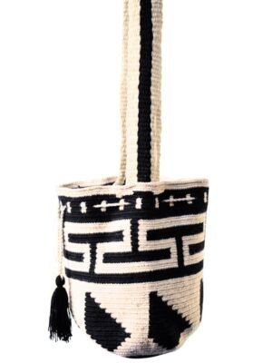 Obra: Mochila Wayuu blanco y negro – diseño tradicional. Tejido a mano por la artesana Ana González