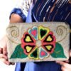 Cartera Wayuu de Mano – Flor de Corazón Arena y Verde